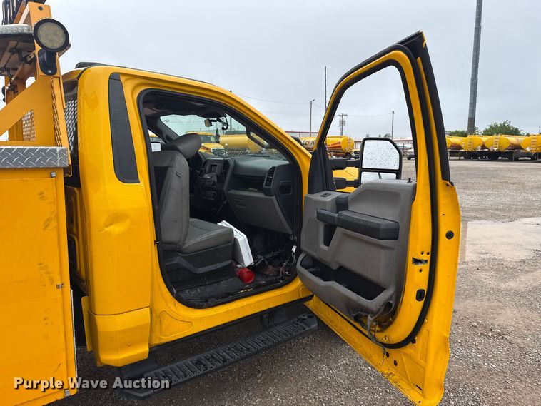 image for item ET6232 2022 Ford F350 Super Duty utility bed pickup truck