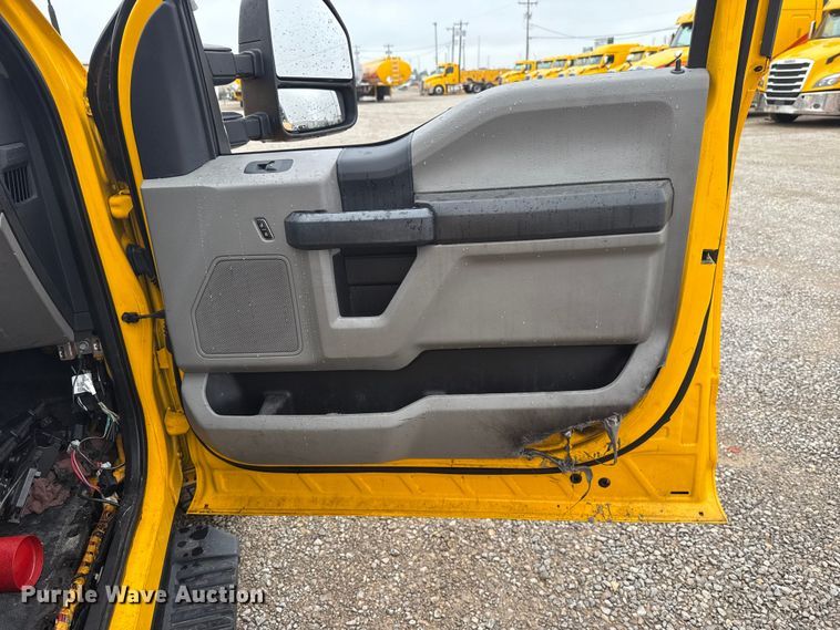 image for item ET6232 2022 Ford F350 Super Duty utility bed pickup truck