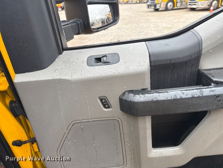 image for item ET6232 2022 Ford F350 Super Duty utility bed pickup truck