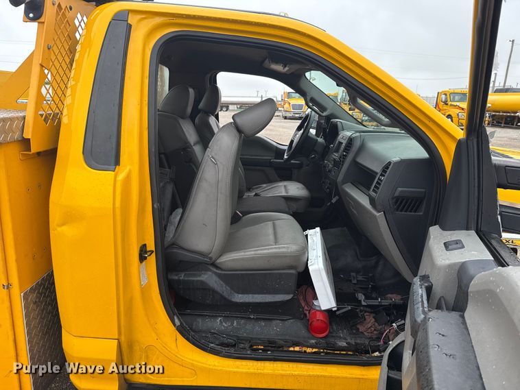 image for item ET6232 2022 Ford F350 Super Duty utility bed pickup truck