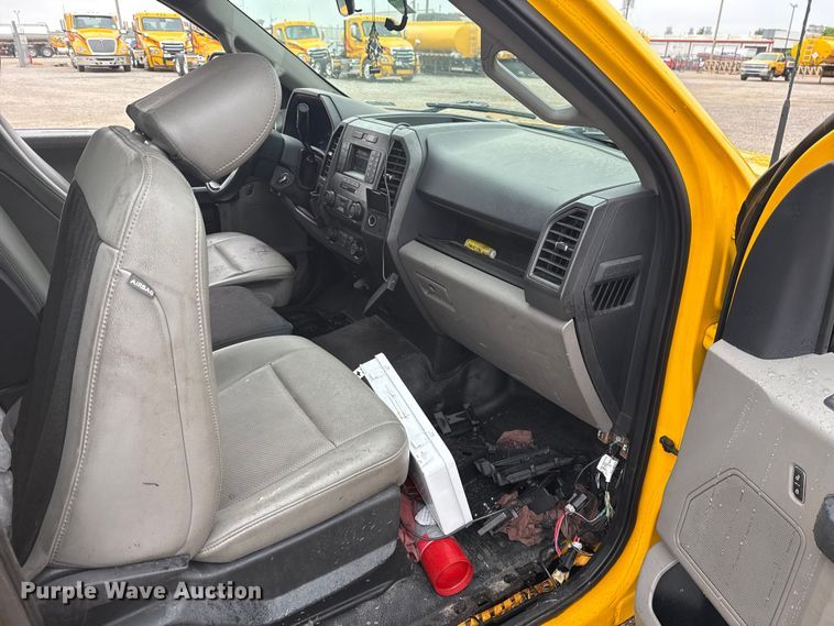 image for item ET6232 2022 Ford F350 Super Duty utility bed pickup truck