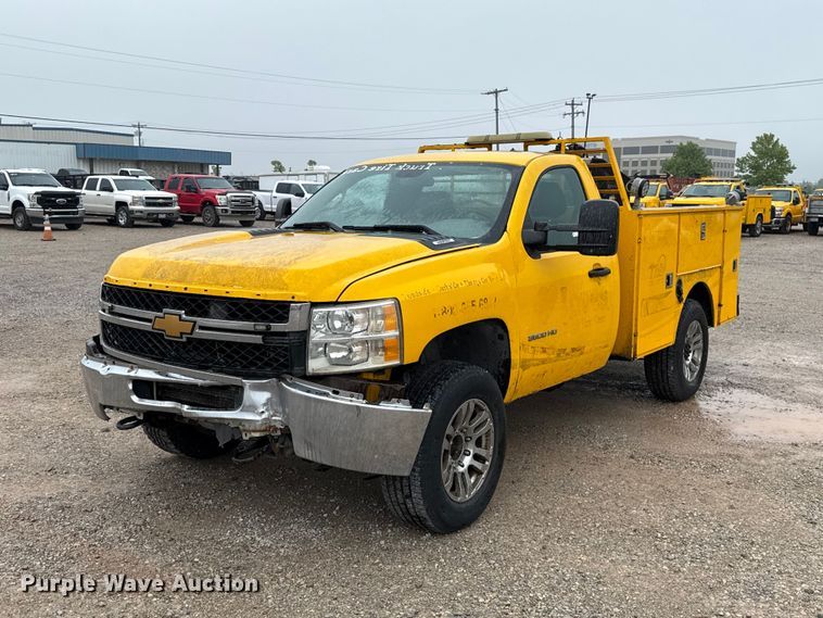 image for item ET6233 2014 Chevrolet Silverado 3500HD utility bed pickup truck