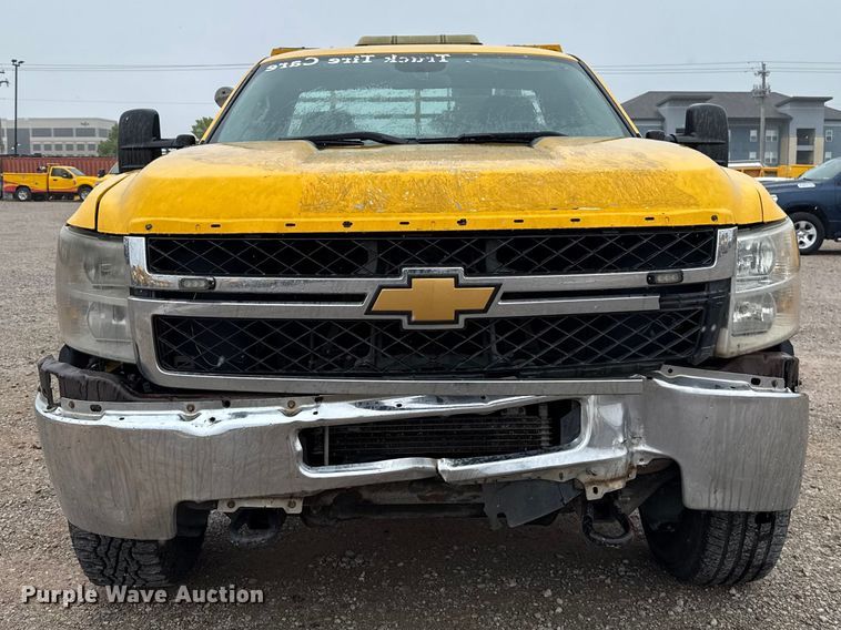 image for item ET6233 2014 Chevrolet Silverado 3500HD utility bed pickup truck
