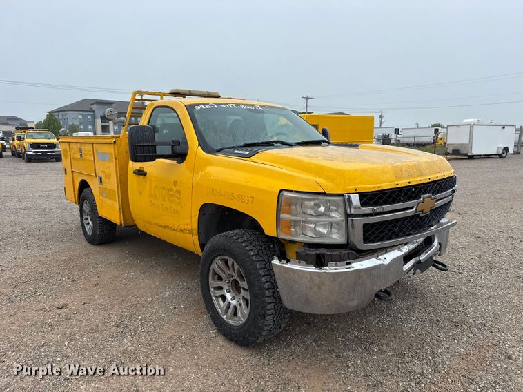 image for item ET6233 2014 Chevrolet Silverado 3500HD utility bed pickup truck