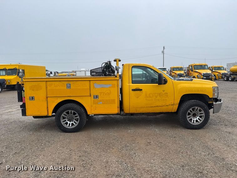 image for item ET6233 2014 Chevrolet Silverado 3500HD utility bed pickup truck