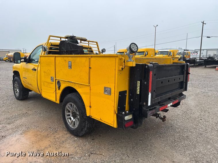 image for item ET6233 2014 Chevrolet Silverado 3500HD utility bed pickup truck