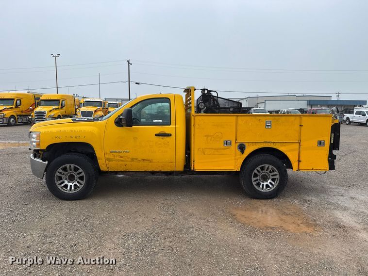 image for item ET6233 2014 Chevrolet Silverado 3500HD utility bed pickup truck