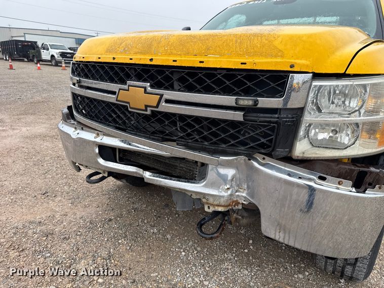 image for item ET6233 2014 Chevrolet Silverado 3500HD utility bed pickup truck