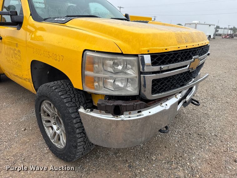 image for item ET6233 2014 Chevrolet Silverado 3500HD utility bed pickup truck