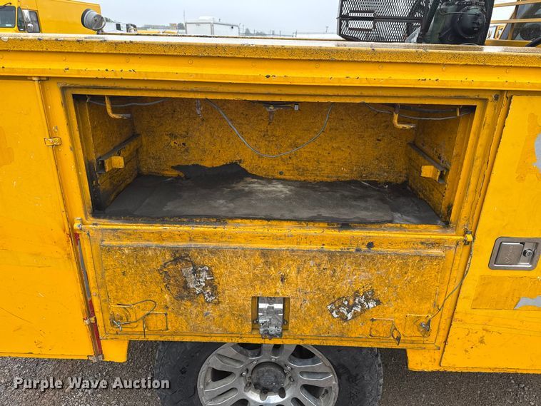 image for item ET6233 2014 Chevrolet Silverado 3500HD utility bed pickup truck