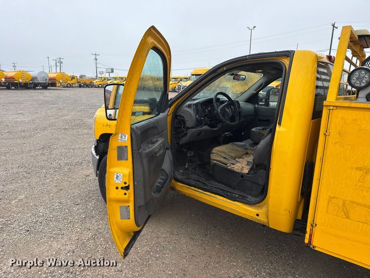 image for item ET6233 2014 Chevrolet Silverado 3500HD utility bed pickup truck
