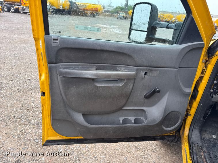 image for item ET6233 2014 Chevrolet Silverado 3500HD utility bed pickup truck