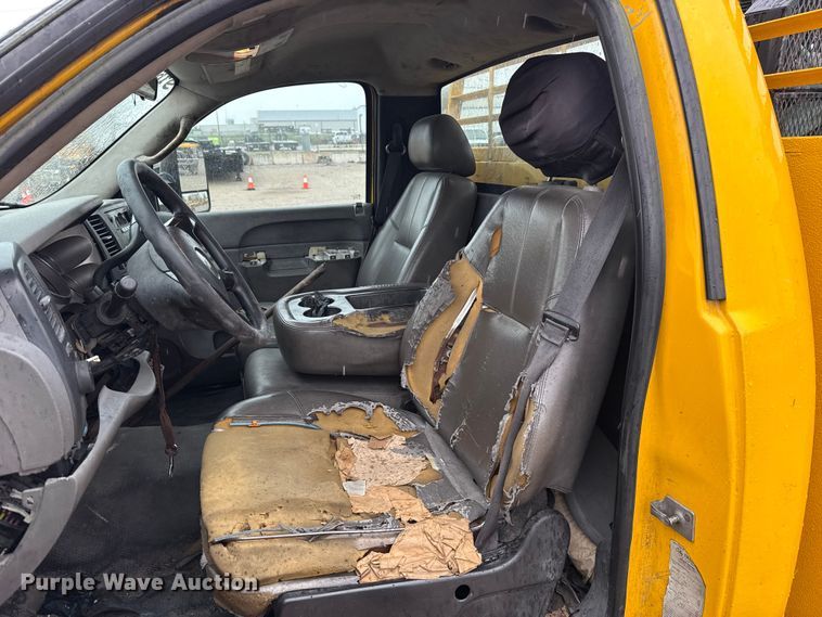 image for item ET6233 2014 Chevrolet Silverado 3500HD utility bed pickup truck