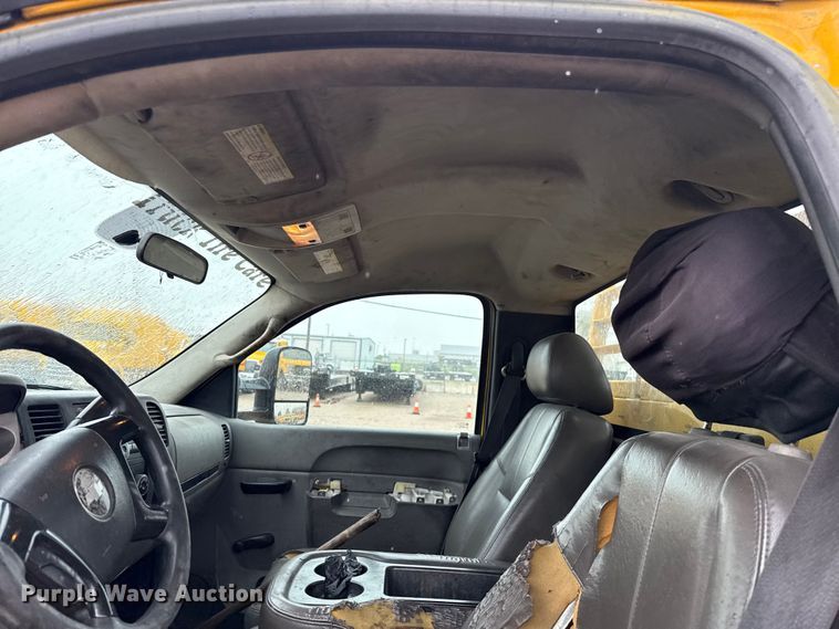 image for item ET6233 2014 Chevrolet Silverado 3500HD utility bed pickup truck