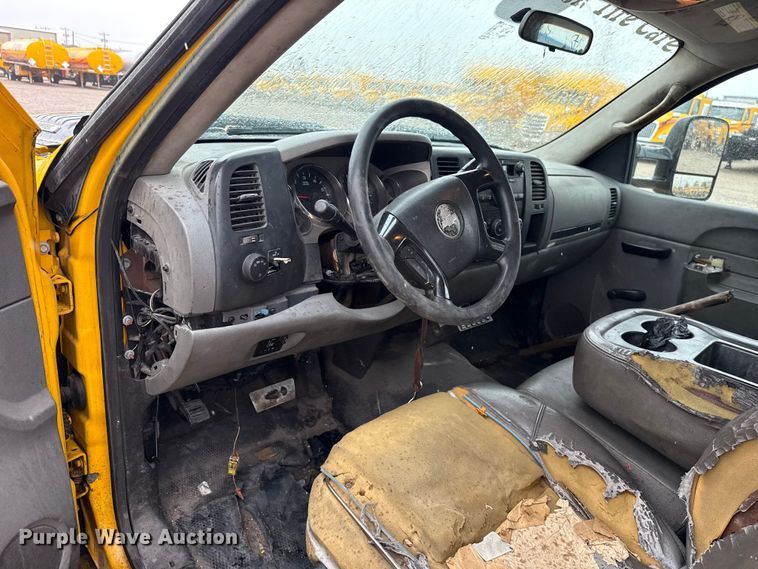 image for item ET6233 2014 Chevrolet Silverado 3500HD utility bed pickup truck