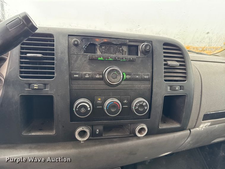 image for item ET6233 2014 Chevrolet Silverado 3500HD utility bed pickup truck