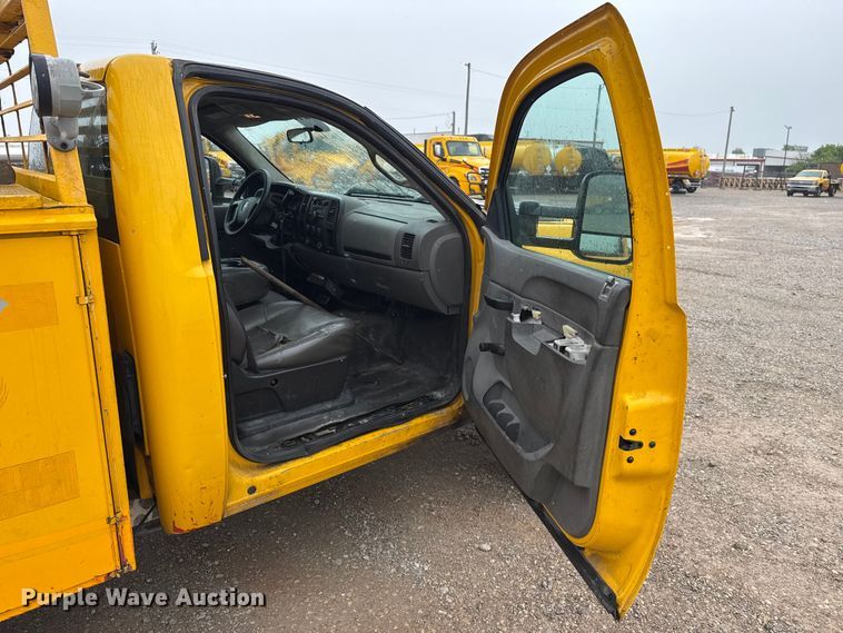 image for item ET6233 2014 Chevrolet Silverado 3500HD utility bed pickup truck
