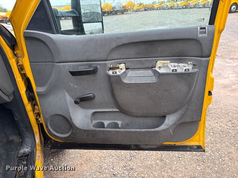 image for item ET6233 2014 Chevrolet Silverado 3500HD utility bed pickup truck