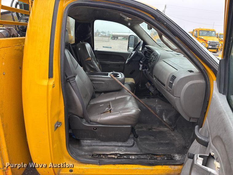 image for item ET6233 2014 Chevrolet Silverado 3500HD utility bed pickup truck