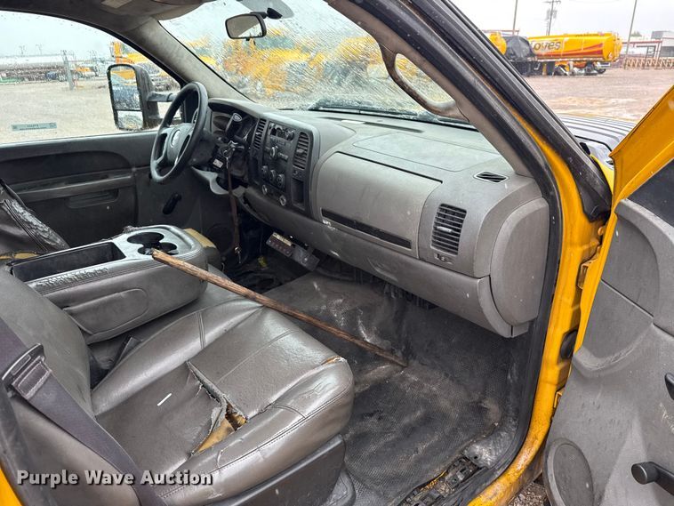 image for item ET6233 2014 Chevrolet Silverado 3500HD utility bed pickup truck