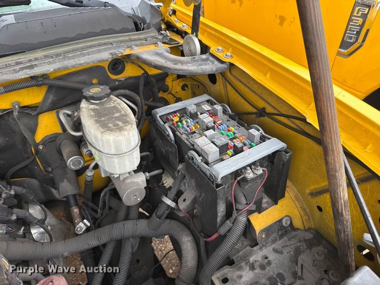 image for item ET6233 2014 Chevrolet Silverado 3500HD utility bed pickup truck