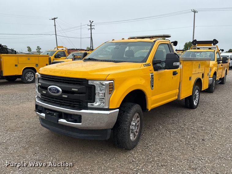 2019 Ford F350 Super Duty utility bed pickup truck