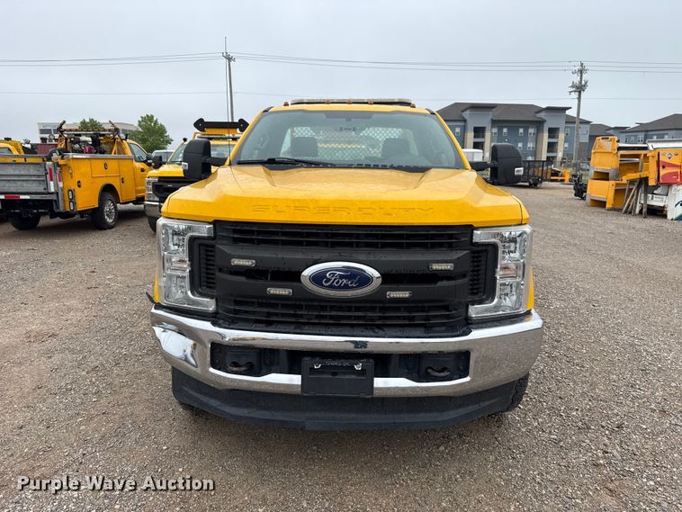 image for item ET6234 2019 Ford F350 Super Duty utility bed pickup truck
