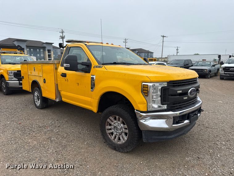 image for item ET6234 2019 Ford F350 Super Duty utility bed pickup truck