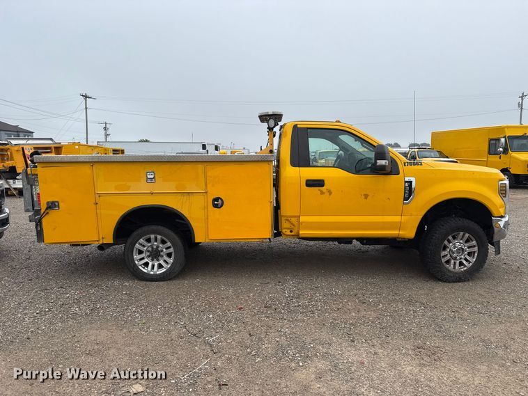 image for item ET6234 2019 Ford F350 Super Duty utility bed pickup truck