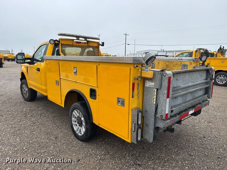 image for item ET6234 2019 Ford F350 Super Duty utility bed pickup truck
