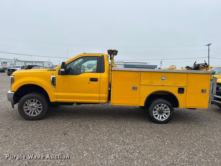 image for item ET6234 2019 Ford F350 Super Duty utility bed pickup truck