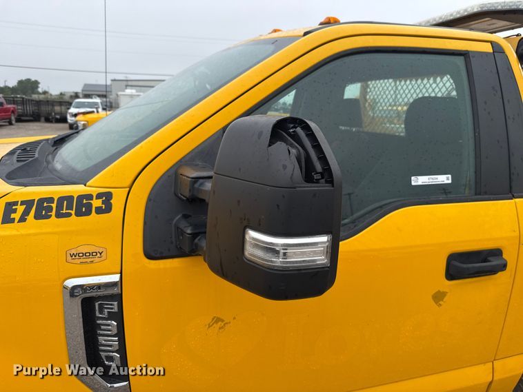image for item ET6234 2019 Ford F350 Super Duty utility bed pickup truck