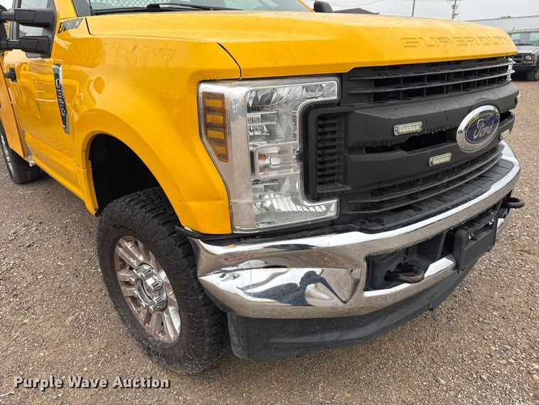 image for item ET6234 2019 Ford F350 Super Duty utility bed pickup truck
