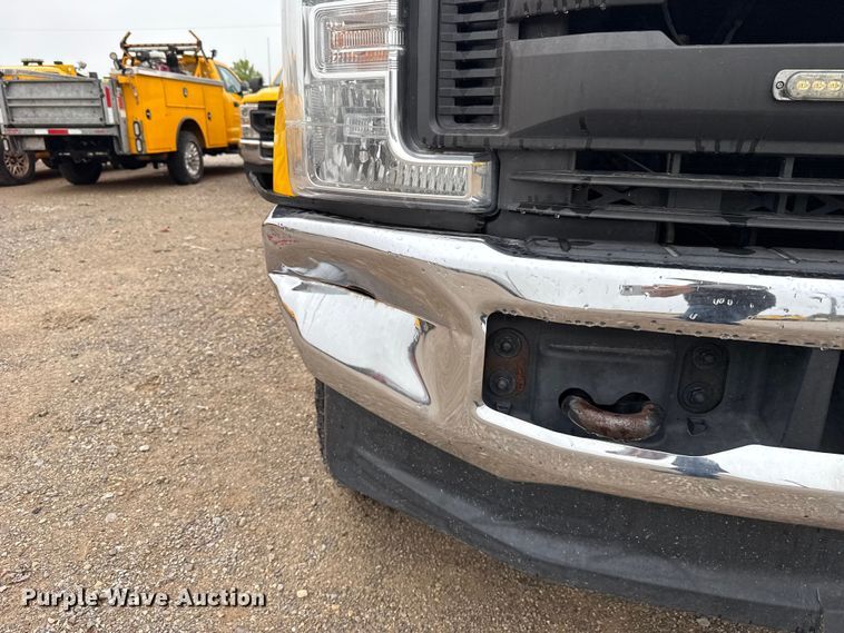 image for item ET6234 2019 Ford F350 Super Duty utility bed pickup truck