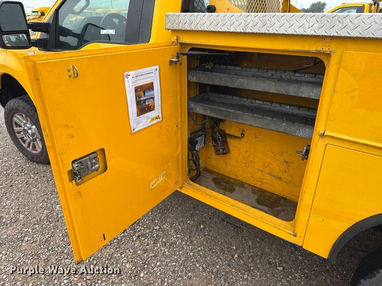 image for item ET6234 2019 Ford F350 Super Duty utility bed pickup truck