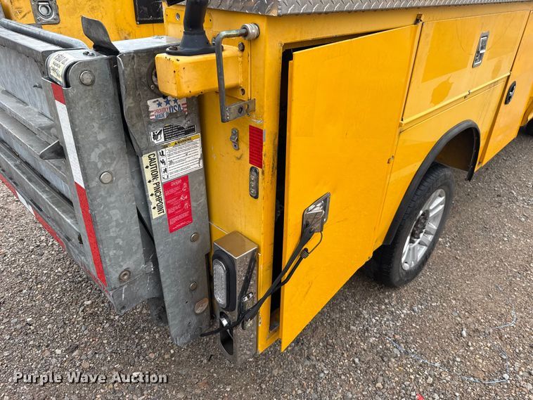image for item ET6234 2019 Ford F350 Super Duty utility bed pickup truck
