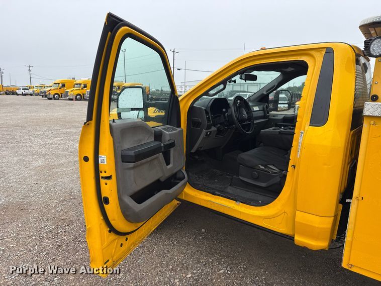 image for item ET6234 2019 Ford F350 Super Duty utility bed pickup truck