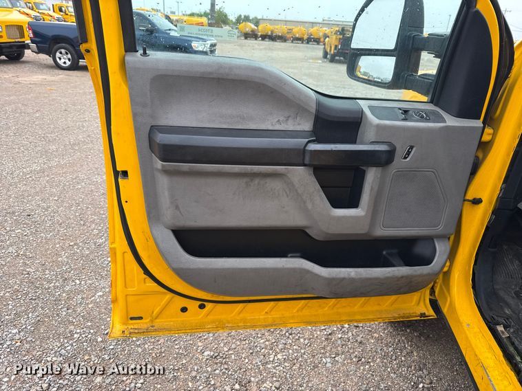 image for item ET6234 2019 Ford F350 Super Duty utility bed pickup truck
