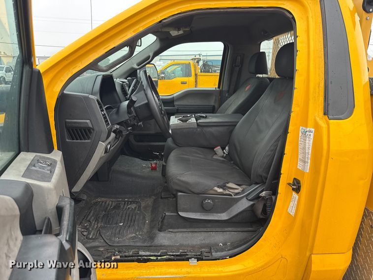 image for item ET6234 2019 Ford F350 Super Duty utility bed pickup truck