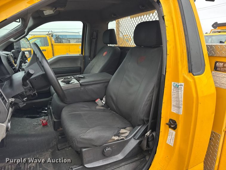 image for item ET6234 2019 Ford F350 Super Duty utility bed pickup truck