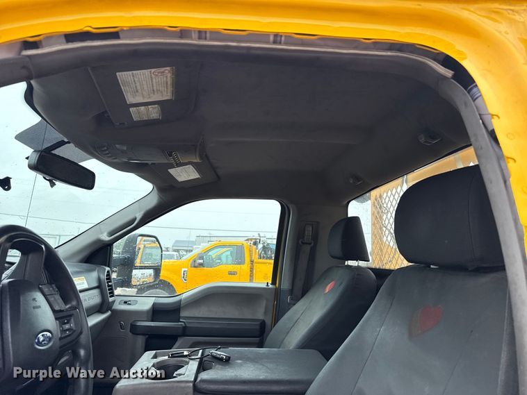 image for item ET6234 2019 Ford F350 Super Duty utility bed pickup truck