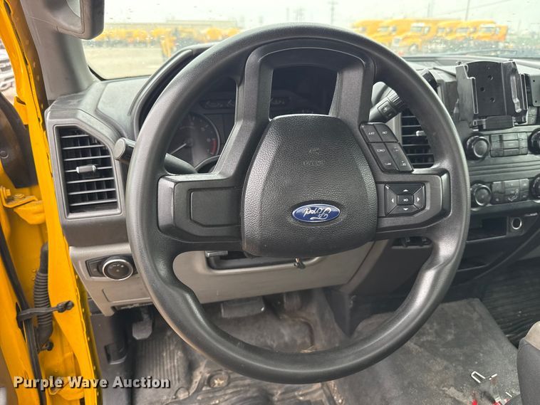 image for item ET6234 2019 Ford F350 Super Duty utility bed pickup truck