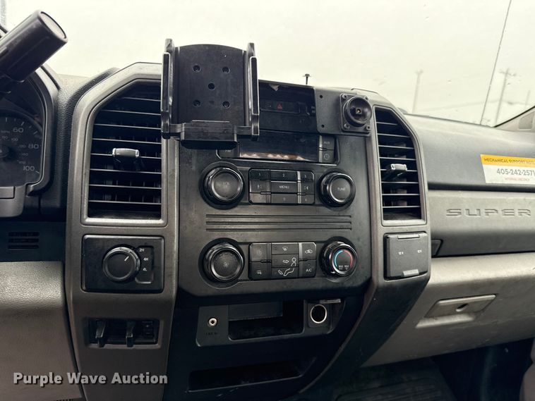 image for item ET6234 2019 Ford F350 Super Duty utility bed pickup truck