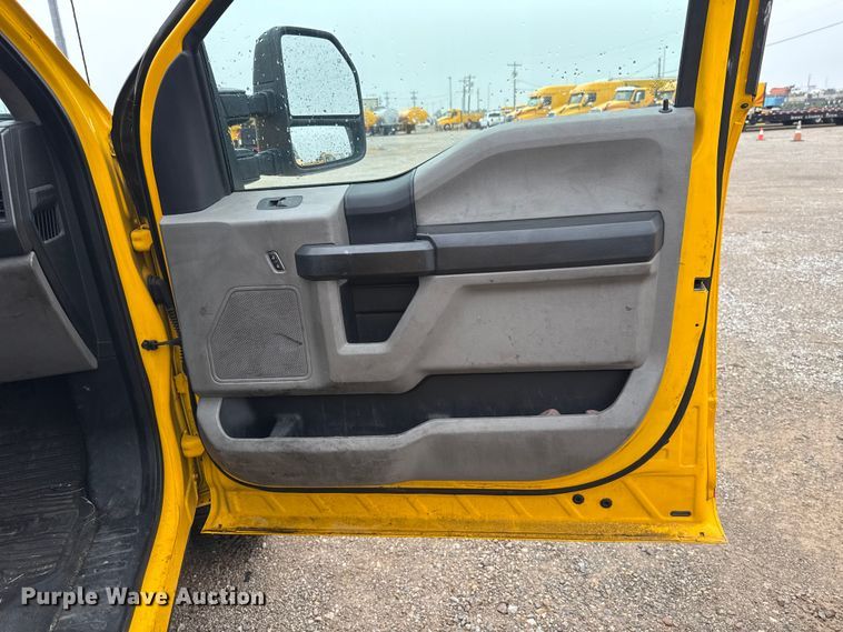 image for item ET6234 2019 Ford F350 Super Duty utility bed pickup truck
