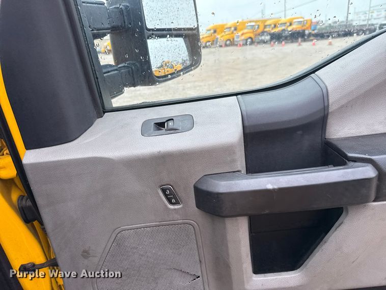 image for item ET6234 2019 Ford F350 Super Duty utility bed pickup truck