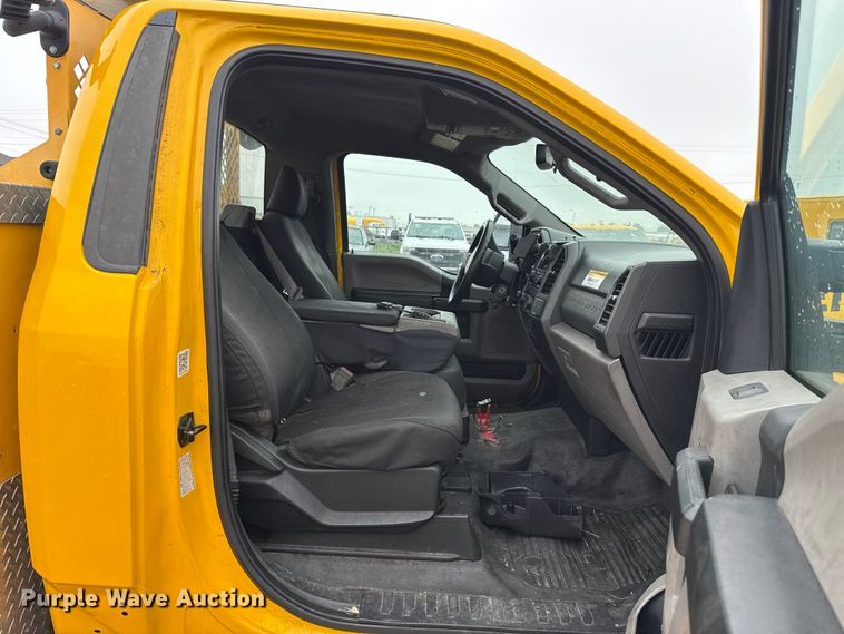 image for item ET6234 2019 Ford F350 Super Duty utility bed pickup truck