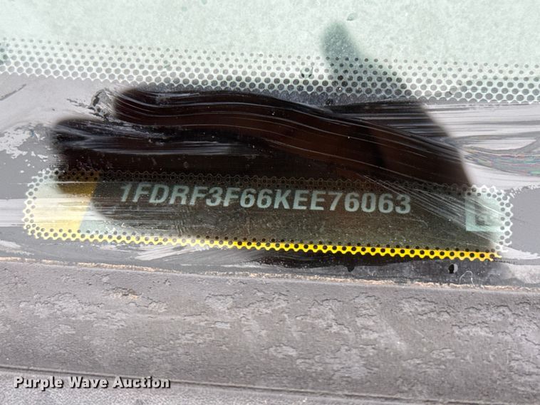image for item ET6234 2019 Ford F350 Super Duty utility bed pickup truck