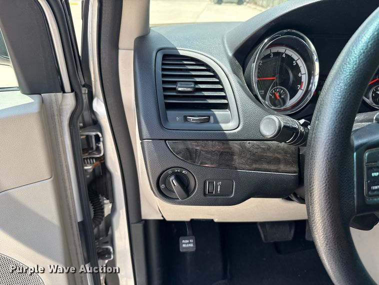 image for item ET6241 2012 Dodge Grand Caravan van
