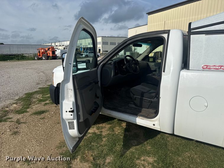image for item ET6250 2013 Chevrolet Silverado 1500 pickup truck