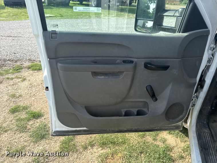 image for item ET6250 2013 Chevrolet Silverado 1500 pickup truck